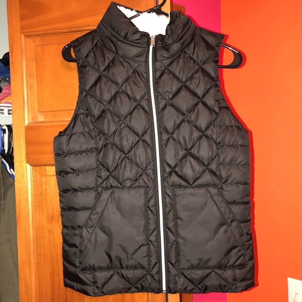 black puffer vest NWT!‎